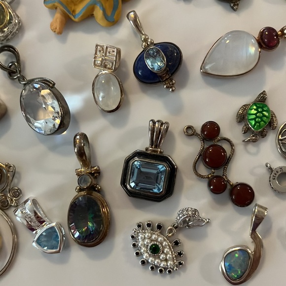 Beautiful 46 piece lot of ladies, assorted pendants/charms plus angel - Picture 10 of 11